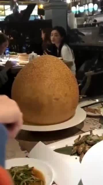 酒店网红打卡吃瓜,吃瓜群众纷纷围观