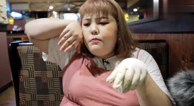 网红吃瓜小姐姐是谁呀,她是如何成为网络红人的？